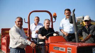 BBP Genel Başkanı Destici, baba ocağında biçerdöverle arpa hasadı yaptı: