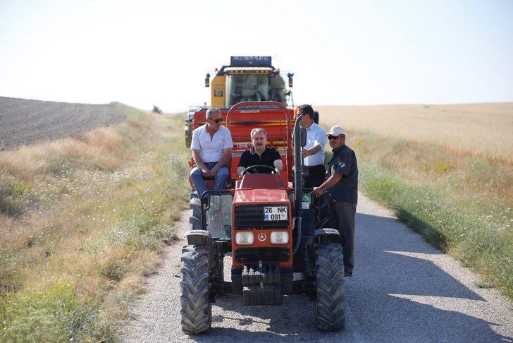 BBP Genel Başkanı Destici, baba ocağında biçerdöverle arpa hasadı yaptı: G2