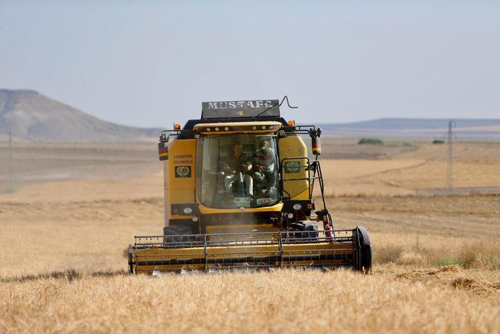 BBP Genel Başkanı Destici, baba ocağında biçerdöverle arpa hasadı yaptı: G4