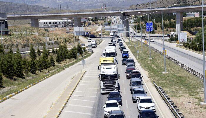 'Kilit kavşak' Kırıkkale'de bayram trafiği! Kilometrelerce araç kuyruğu oluştu