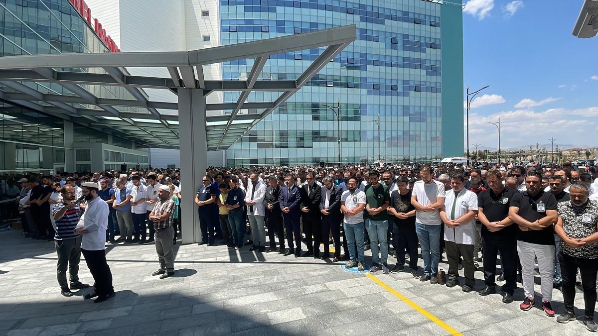 Silahlı saldırıda hayatını kaybeden doktor Karakaya i&ccedil;in hastane &ouml;n&uuml;nde gıyabi cenaze namazı kılındı