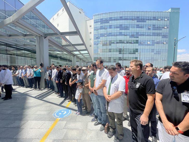 Silahlı saldırıda hayatını kaybeden doktor Karakaya için hastane önünde gıyabi cenaze namazı kılındı G2