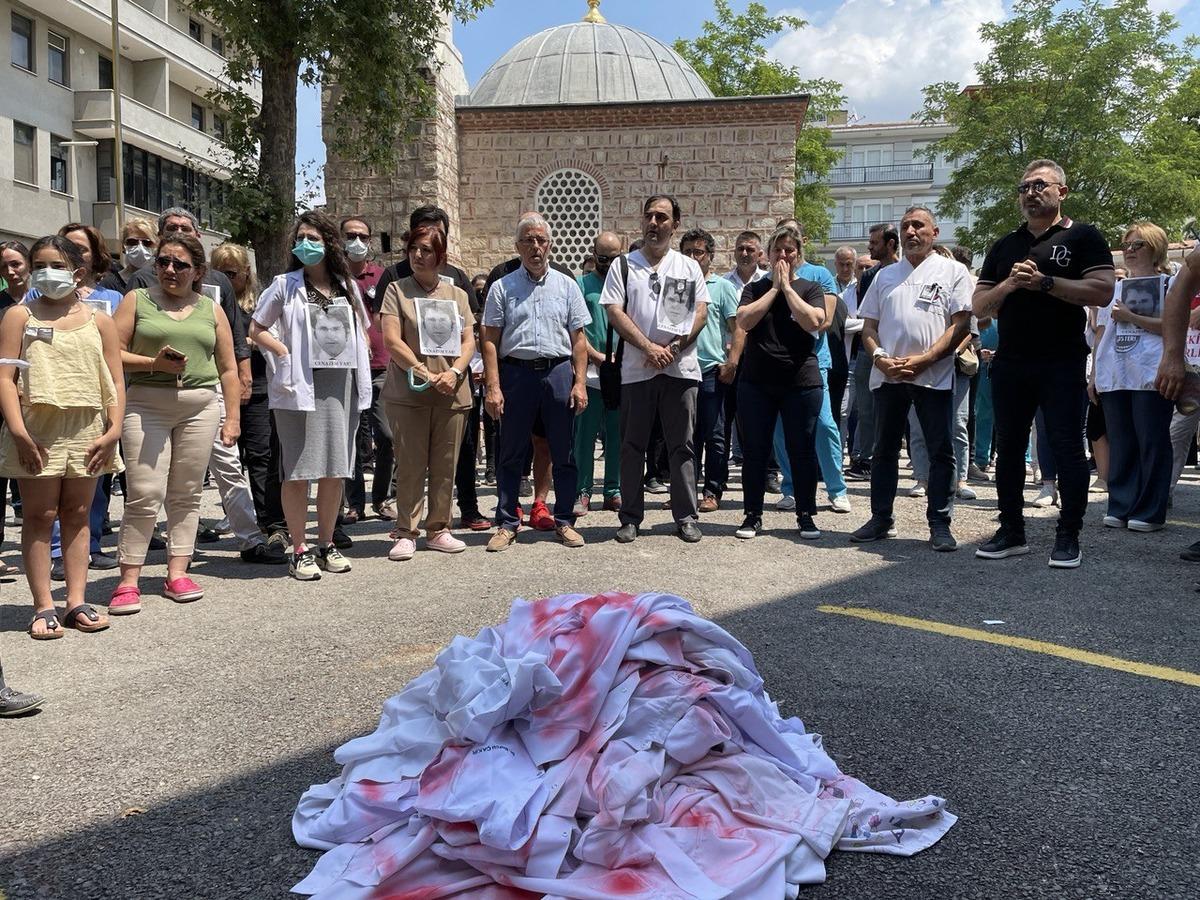 Konya'da g&ouml;revli doktorun hasta yakınınca &ouml;ld&uuml;r&uuml;lmesi Trakya'da protesto edildi