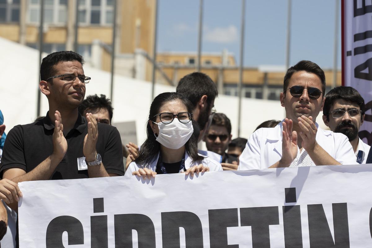 TTB'ye &uuml;ye doktorlar, Konya'da meslektaşlarının &ouml;ld&uuml;r&uuml;lmesine tepki i&ccedil;in iş bıraktı