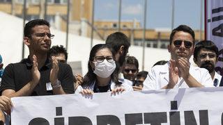 TTB'ye üye doktorlar, Konya'da meslektaşlarının öldürülmesine tepki için iş bıraktı