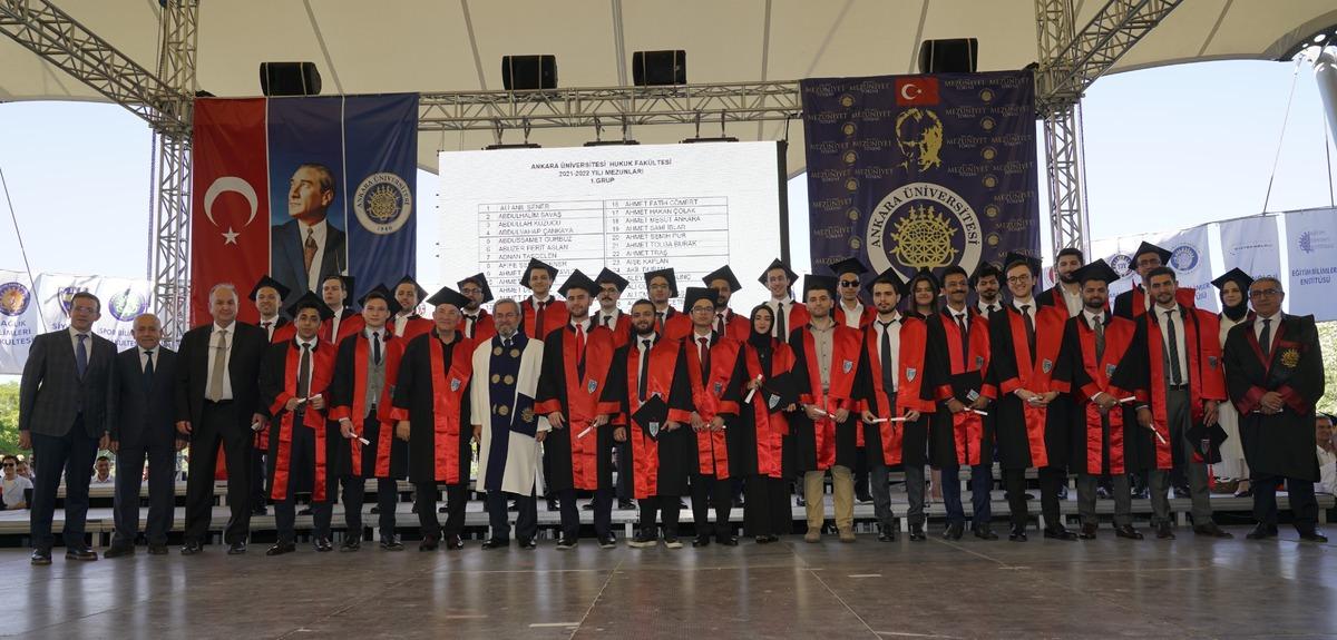Tıp profes&ouml;r&uuml;, 60 yaşında hukuk fak&uuml;ltesinden mezun oldu