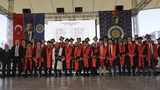 Tıp profesörü, 60 yaşında hukuk fakültesinden mezun oldu