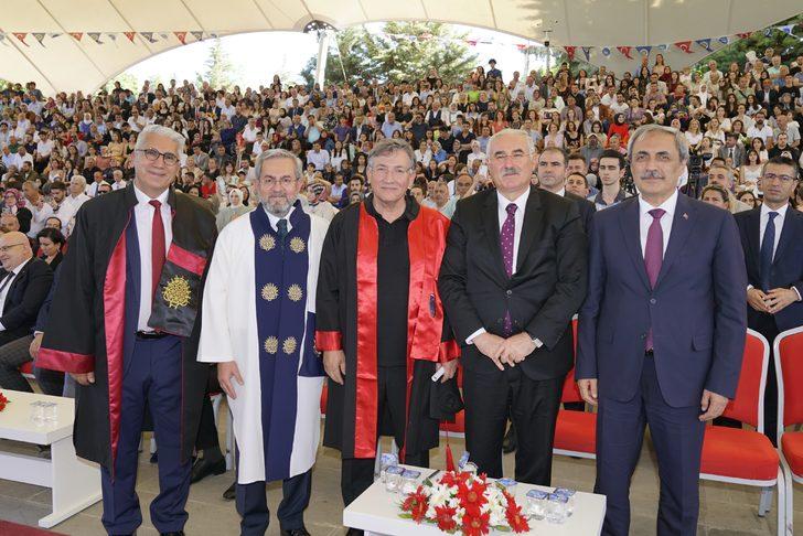 Tıp profesörü, 60 yaşında hukuk fakültesinden mezun oldu G2