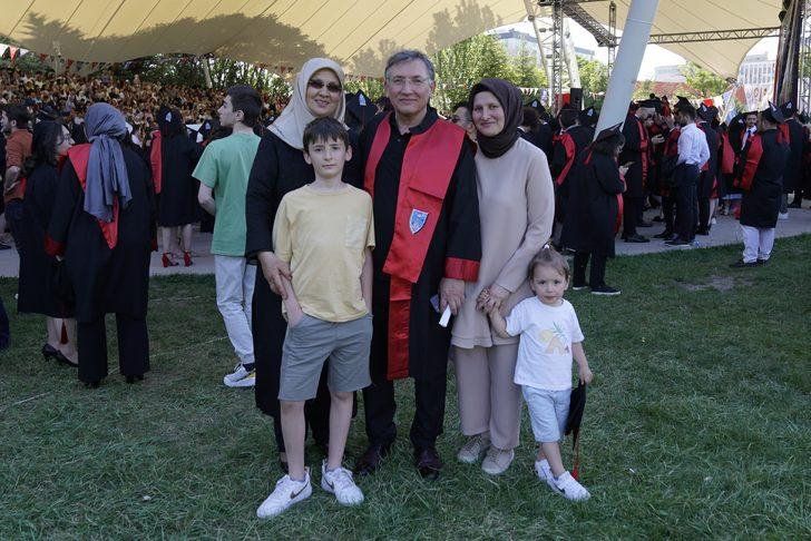 Tıp profesörü, 60 yaşında hukuk fakültesinden mezun oldu G3