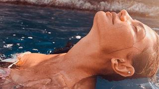 Demet Özdemir'in deniz içindeki pozu olay oldu