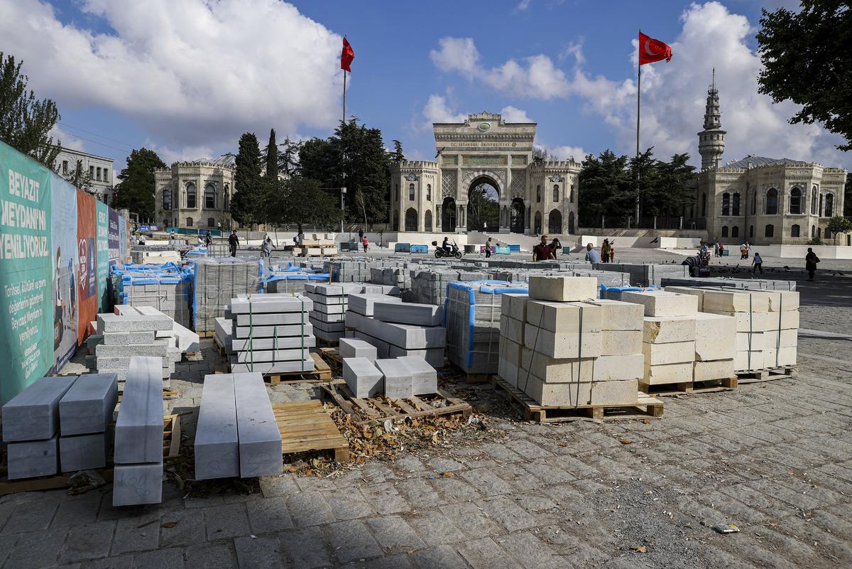 Beyazıt Meydanı &ccedil;evre d&uuml;zenlemesinde hatalı taş d&ouml;şenmesi tepki &ccedil;ekiyor