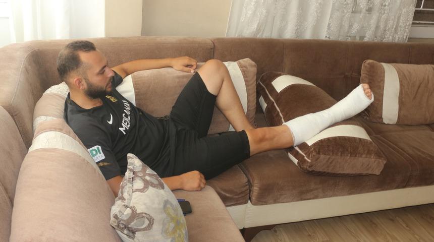 Şikayetçi olmak istediği sürücünün kaçmaması için otomobilin kaputuna çıktı