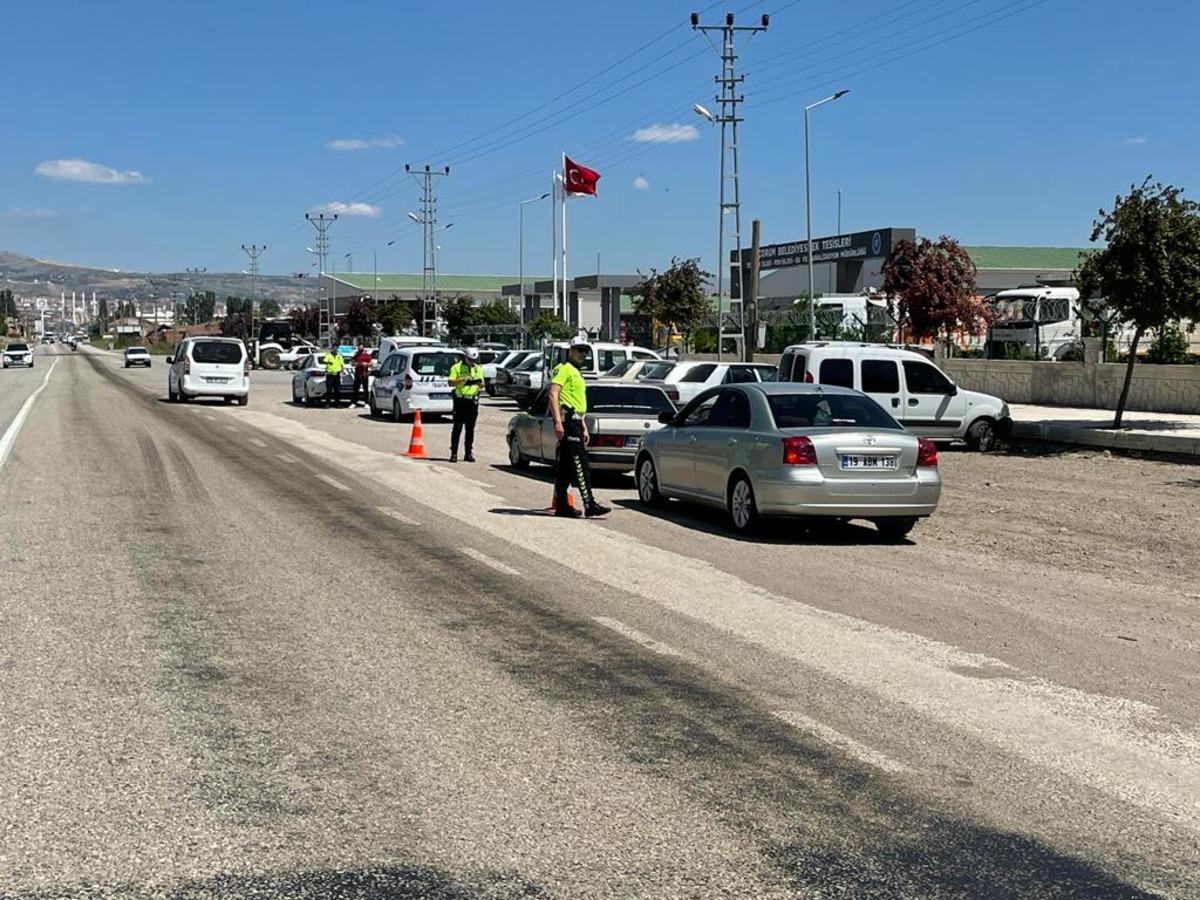 &Ccedil;orum'da Kurban Bayramı &ouml;ncesi dron ile trafik denetimi yapıldı