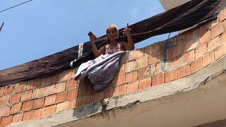 Adana'da komşusunun evini kundaklayan kadını özel harekatçılar gözaltına aldı