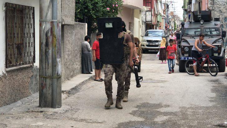 Adana'da komşusunun evini kundaklayan kadını özel harekatçılar gözaltına aldı G2