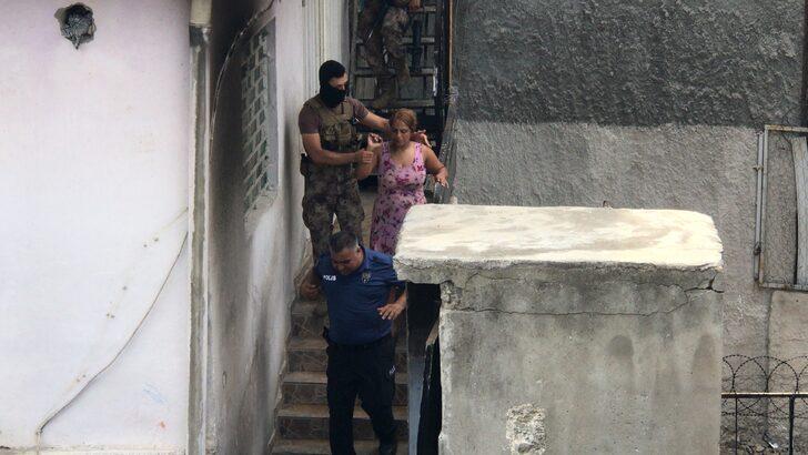 Adana'da komşusunun evini kundaklayan kadını özel harekatçılar gözaltına aldı G5