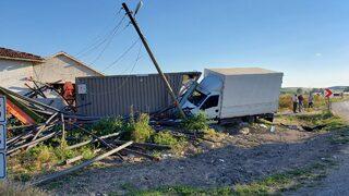 Çorum'da kamyonetin konteyner eve çarptığı kazada 2 kişi yaralandı