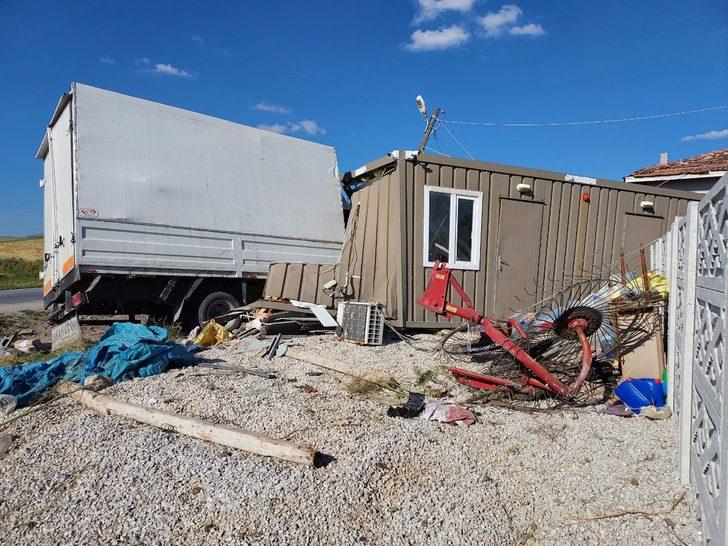 Çorum'da kamyonetin konteyner eve çarptığı kazada 2 kişi yaralandı G2