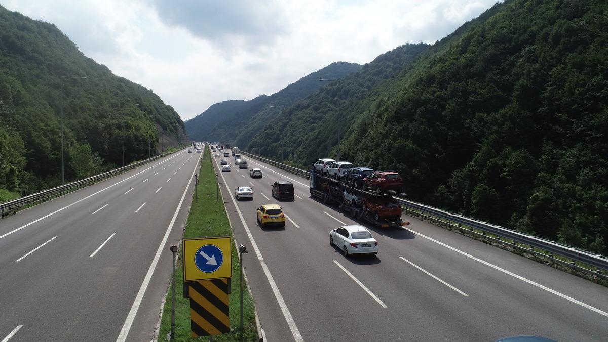 Anadolu Otoyolu'nun D&uuml;zce ve Bolu kesiminde bayram trafiği devam ediyor