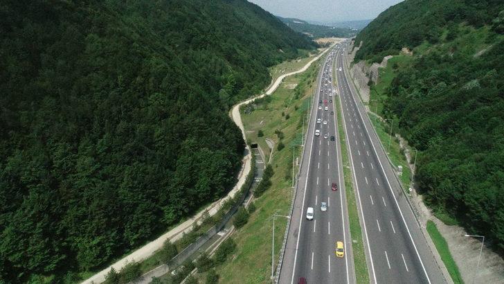 Anadolu Otoyolu'nun Düzce ve Bolu kesiminde bayram trafiği devam ediyor G2