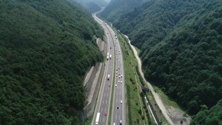 Anadolu Otoyolu'nun Düzce ve Bolu kesiminde bayram trafiği devam ediyor G4