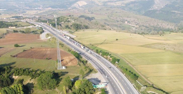 İstanbul'u Karadeniz illerine bağlayan D-100'de akıcı bayram trafiği oluştu G3
