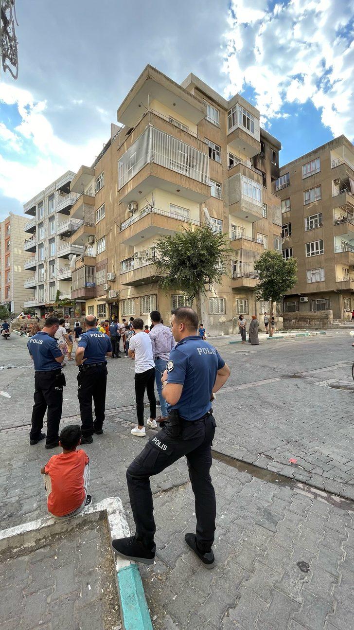Şanlıurfa'da ev yangınında 1 itfaiyeci yaralandı G3