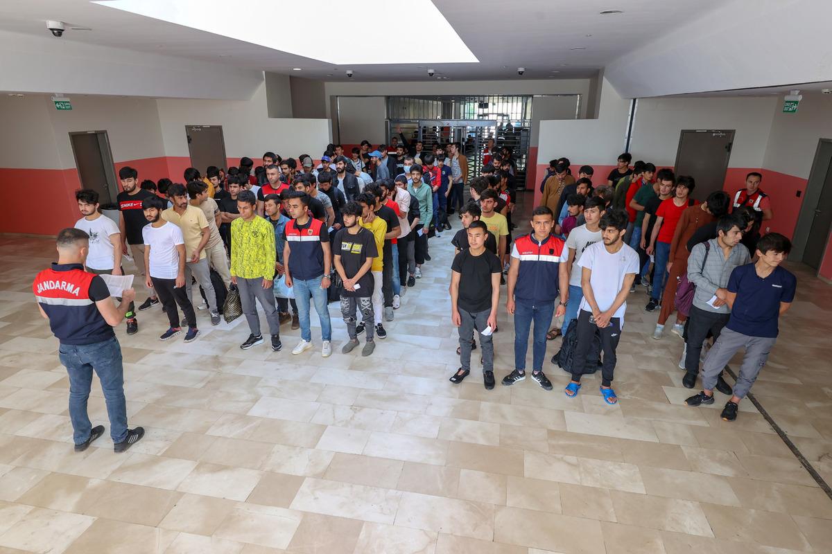 Van'da 408 d&uuml;zensiz g&ouml;&ccedil;menin u&ccedil;akla &uuml;lkelerine g&ouml;nderilmesine başlandı