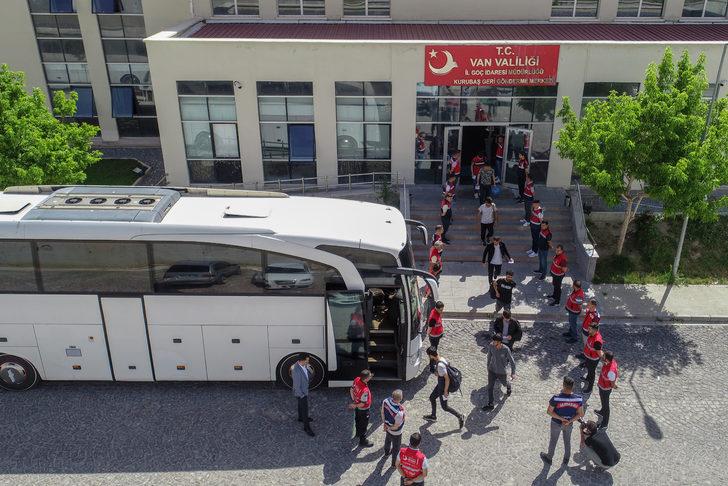 Van'da 408 düzensiz göçmenin uçakla ülkelerine gönderilmesine başlandı G3