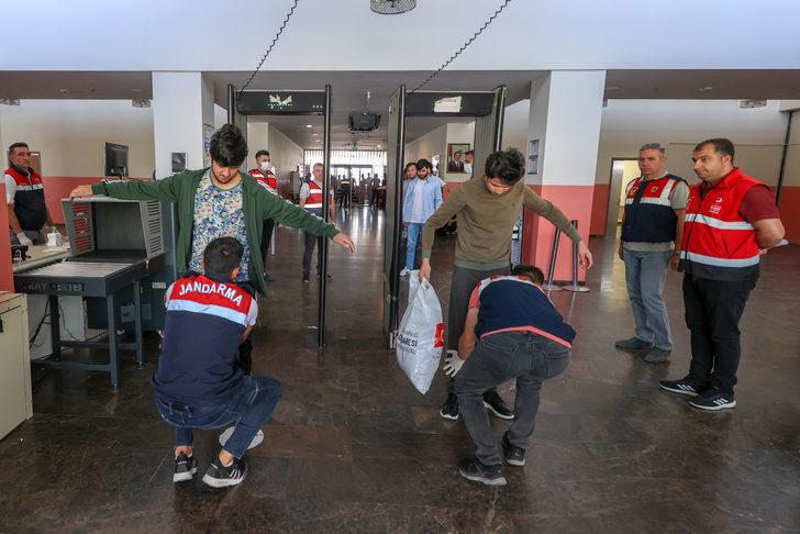 Van'da 408 düzensiz göçmenin uçakla ülkelerine gönderilmesine başlandı G4