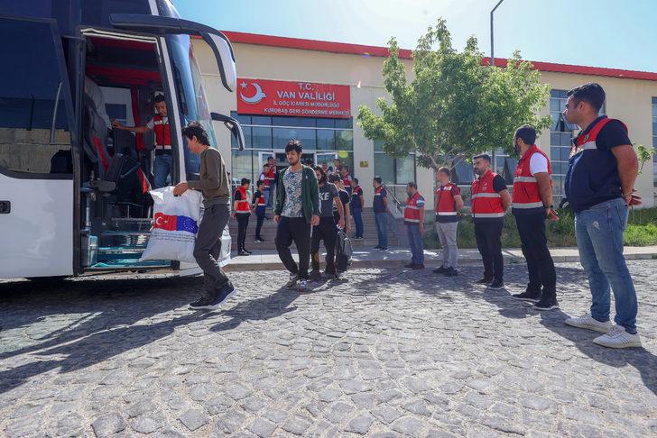 Van'da 408 düzensiz göçmenin uçakla ülkelerine gönderilmesine başlandı G5