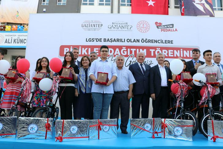 Gaziantep'te LGS sınavında başarı elde eden öğrenciler ödüllendirildi G4