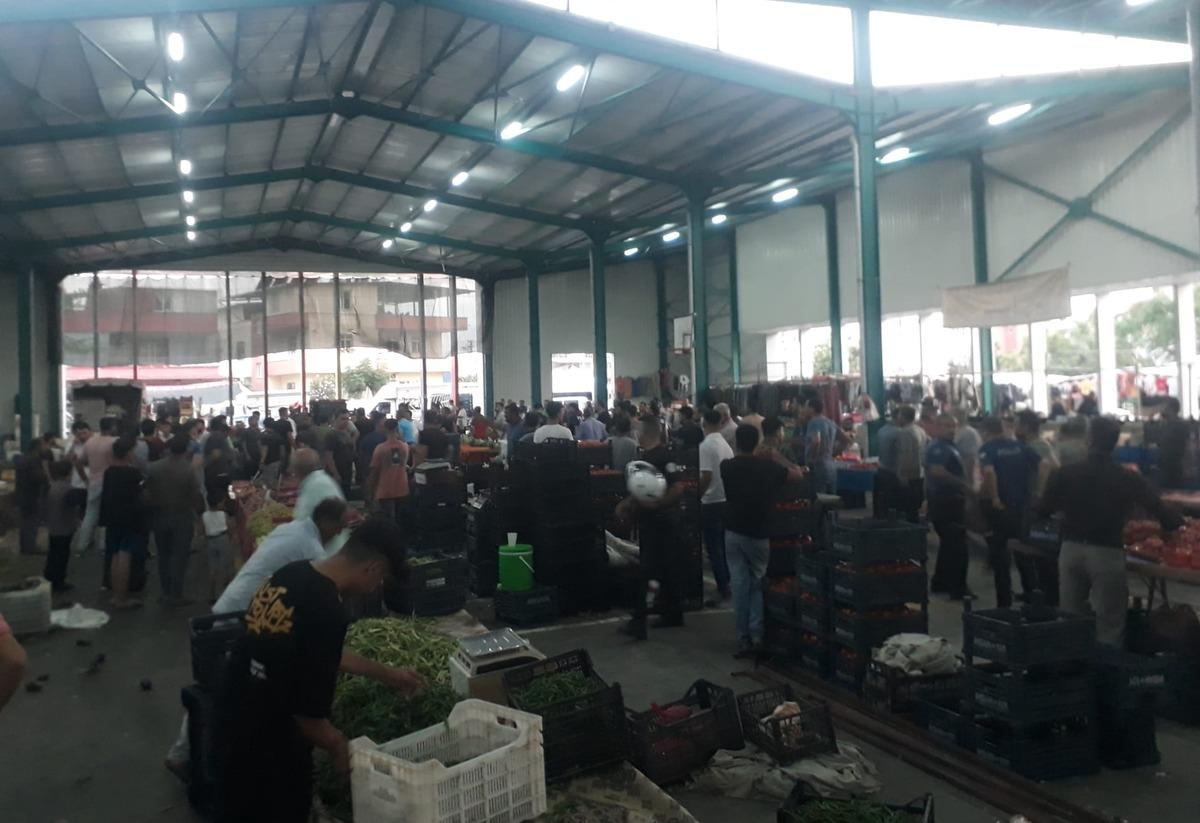 Mersin'de semt pazarında &ccedil;ıkan silahlı ve bı&ccedil;aklı kavgada 10 kişi yaralandı