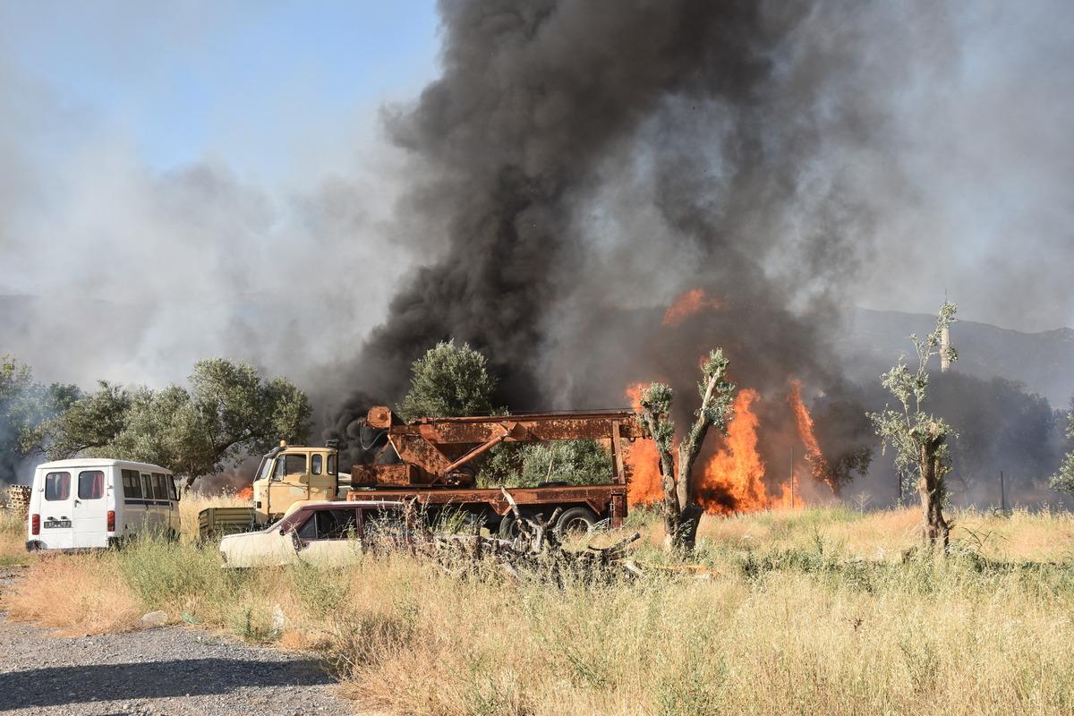 İzmir'de palet imalathanesinde &ccedil;ıkan yangın s&ouml;nd&uuml;r&uuml;ld&uuml;