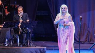 Sanatçı Muazzez Ersoy, Kuruçeşme Açıkhava'da sahne aldı