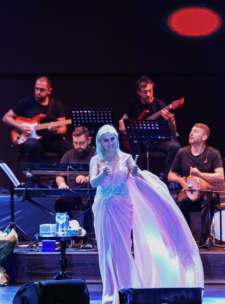 Sanatçı Muazzez Ersoy, Kuruçeşme Açıkhava'da sahne aldı G3