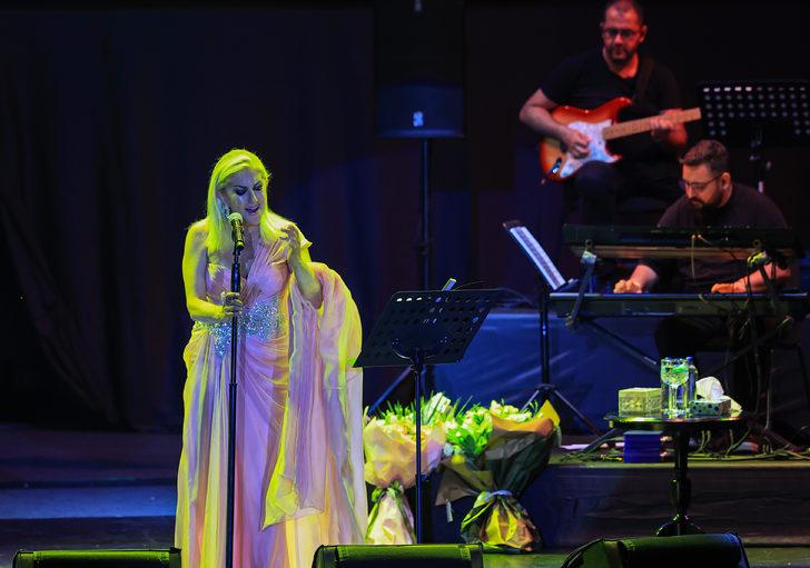 Sanatçı Muazzez Ersoy, Kuruçeşme Açıkhava'da sahne aldı G4