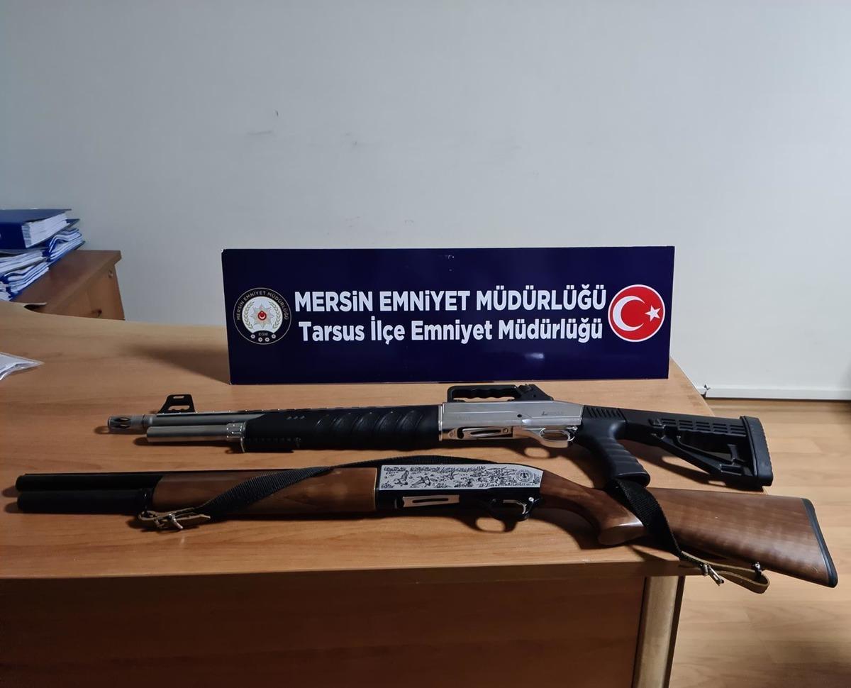 G&Uuml;NCELLEME - Mersin'de semt pazarında &ccedil;ıkan silahlı ve bı&ccedil;aklı kavgada 10 kişi yaralandı