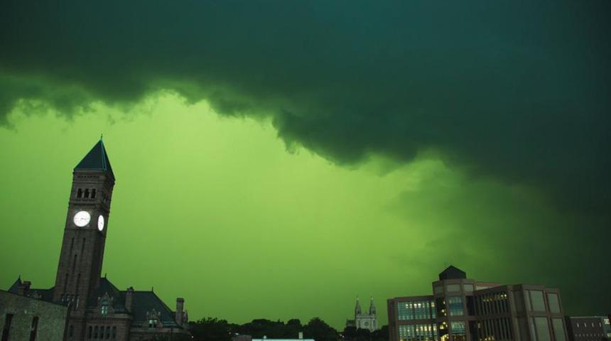Bölge sakinleri şaşkına döndü! ABD'de gökyüzü yeşil oldu