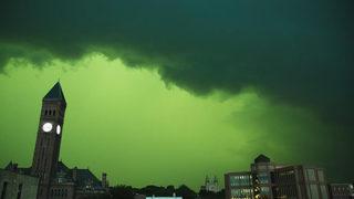 Bölge sakinleri şaşkına döndü! ABD'de gökyüzü yeşil oldu