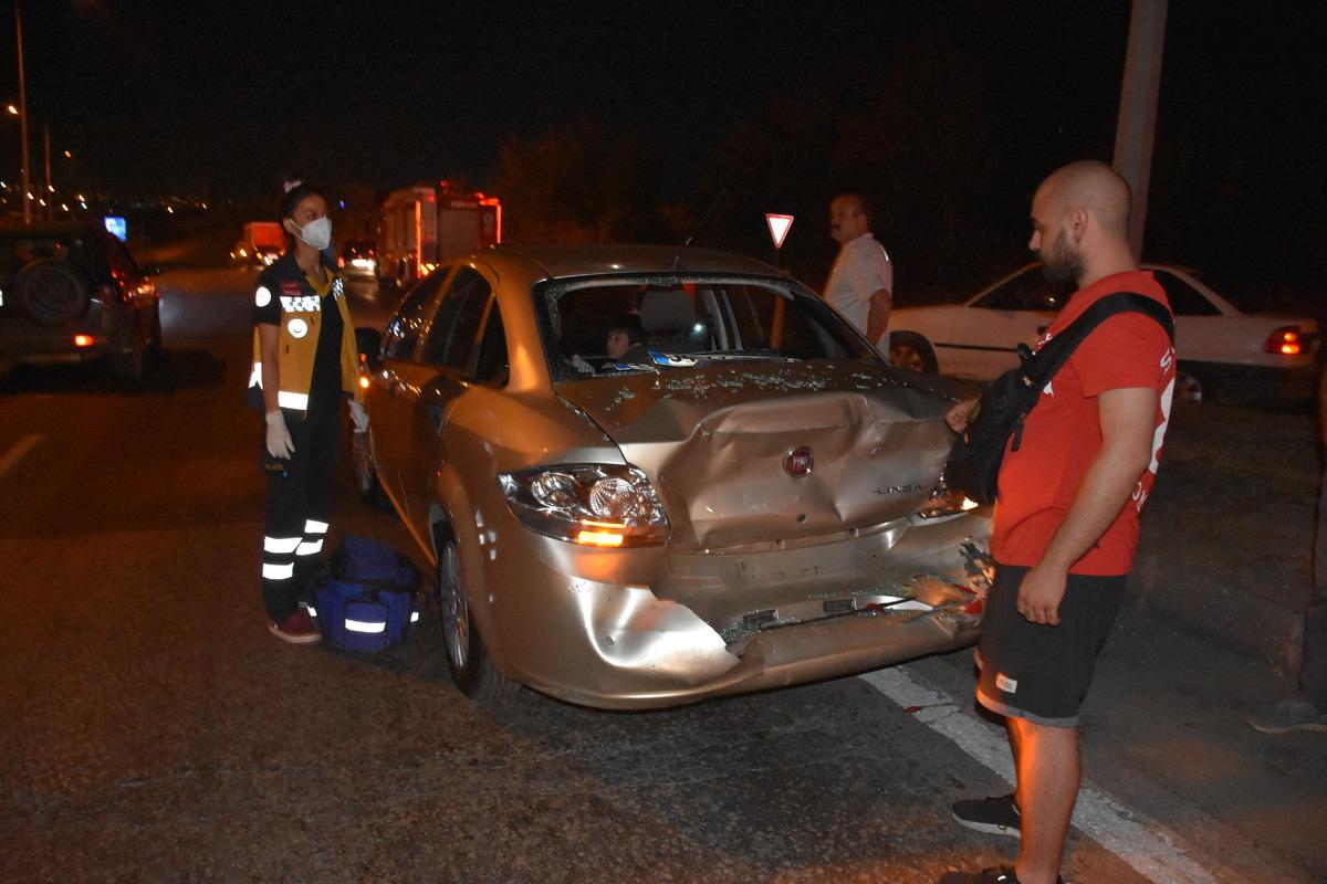 Tekirdağ'da tırın kırmızı ışıkta bekleyen ara&ccedil;lara &ccedil;arpması sonucu 12 kişi yaralandı