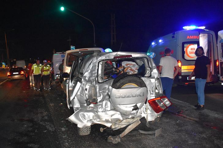 Tekirdağ'da tırın kırmızı ışıkta bekleyen araçlara çarpması sonucu 12 kişi yaralandı G3