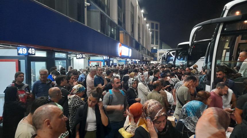 Otogarda Kurban Bayramı yoğunluğu! Gece boyu sürdü, ek seferler koyuldu