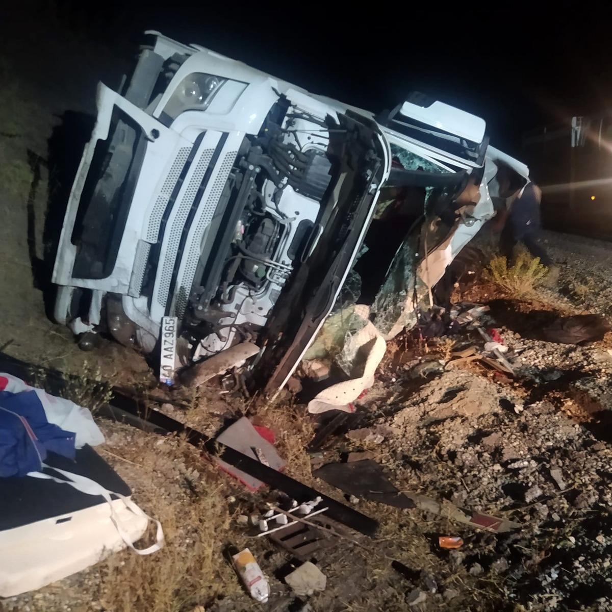 Bitlis'te yol kenarındaki duvara &ccedil;arparak devrilen tırın şof&ouml;r&uuml; yaralı kurtuldu