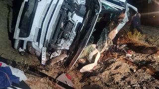 Bitlis'te yol kenarındaki duvara çarparak devrilen tırın şoförü yaralı kurtuldu