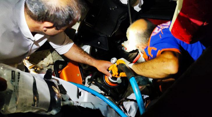 Bitlis'te yol kenarındaki duvara çarparak devrilen tırın şoförü yaralı kurtuldu G2