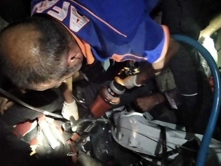 Bitlis'te yol kenarındaki duvara çarparak devrilen tırın şoförü yaralı kurtuldu G3