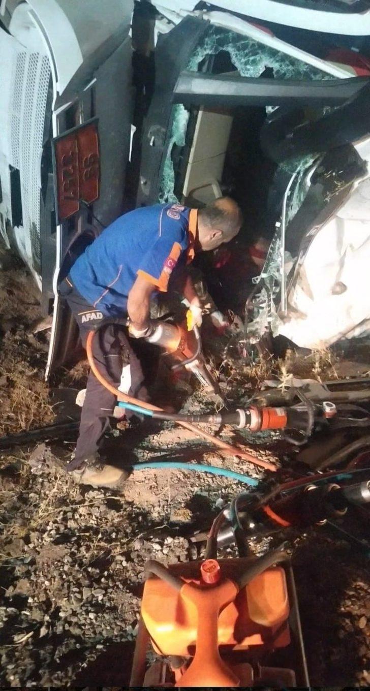 Bitlis'te yol kenarındaki duvara çarparak devrilen tırın şoförü yaralı kurtuldu G4