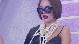 Maaşlı arkadaş arıyordu... Bahar Candan üstsüz! Eliyle göğüslerini kapattı