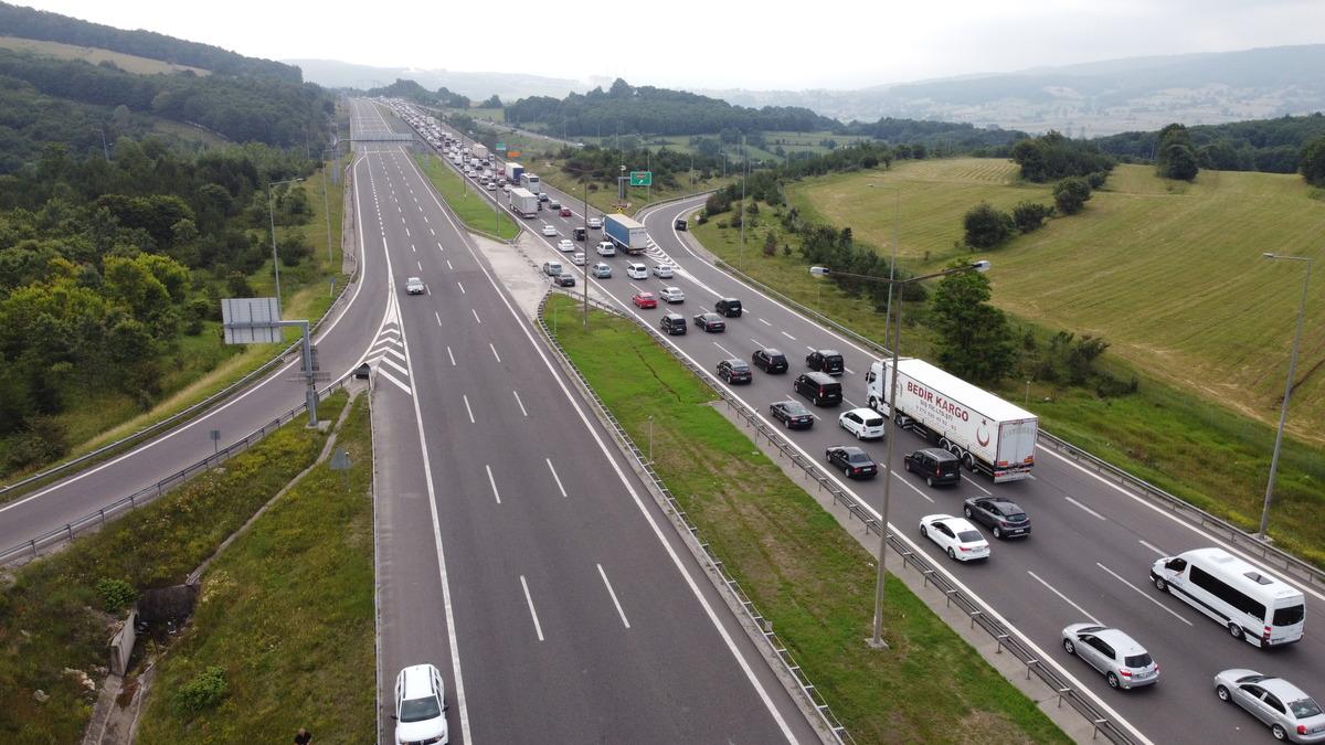 Bayram tatili i&ccedil;in yola &ccedil;ıkanlar Bolu Dağı'nda uzun ara&ccedil; kuyrukları oluşturdu